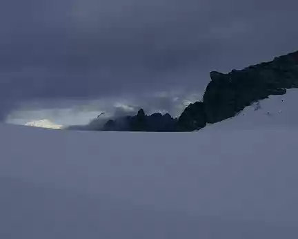 Le mont Blanc et le grand Combin, photographiés peu avant le col de l'Évêque Le mont Blanc et le grand Combin, photographiés peu avant le col de l'Évêque